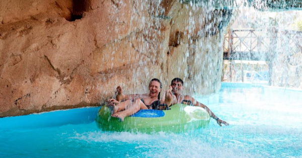 Coral Sea Holiday Resort and Aqua Park swimming pool