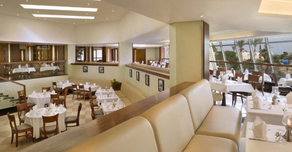 Hilton Sharks Bay Resort dining room